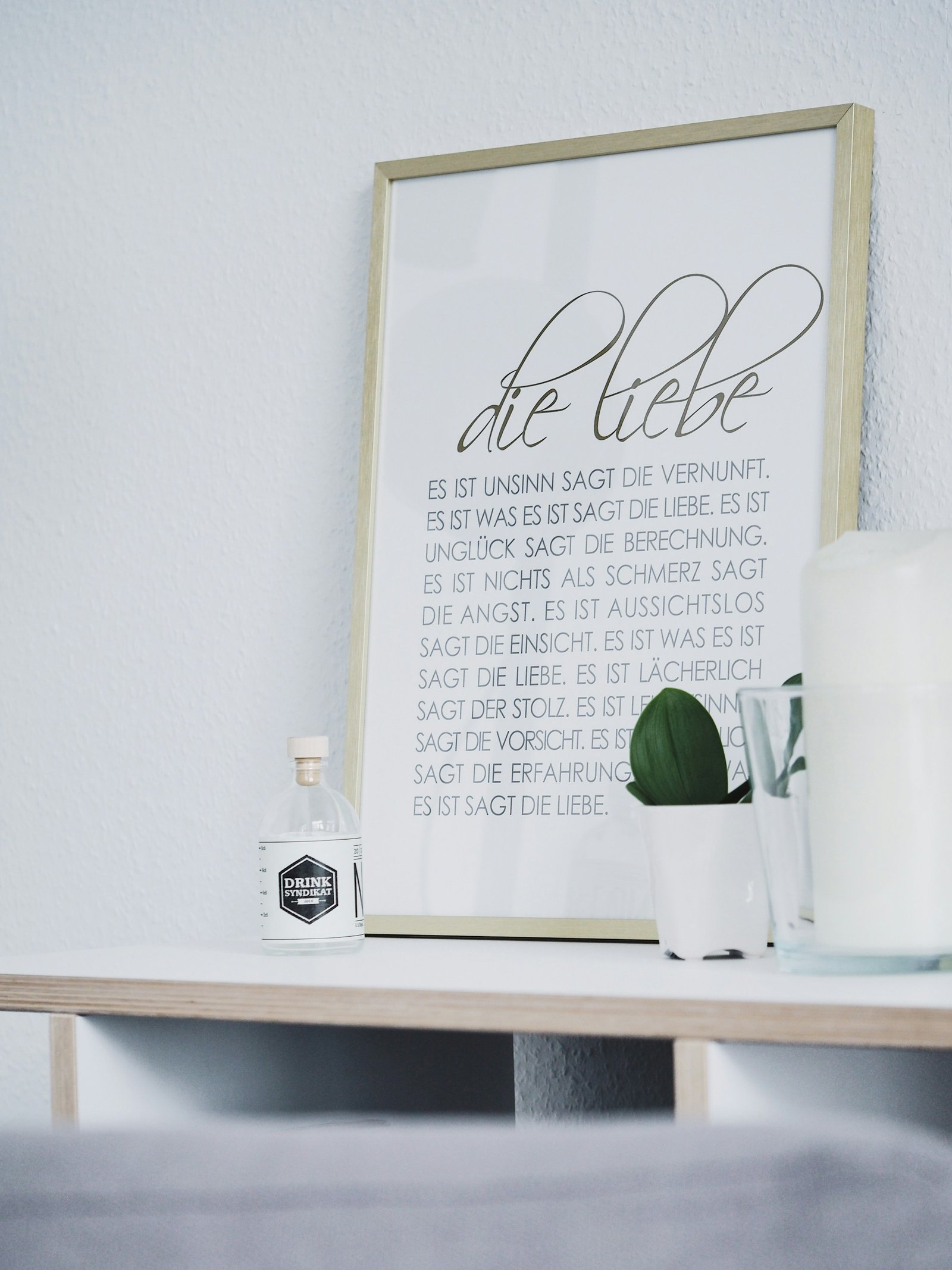 Cadre sur un bureau, photographie d’illustration.
