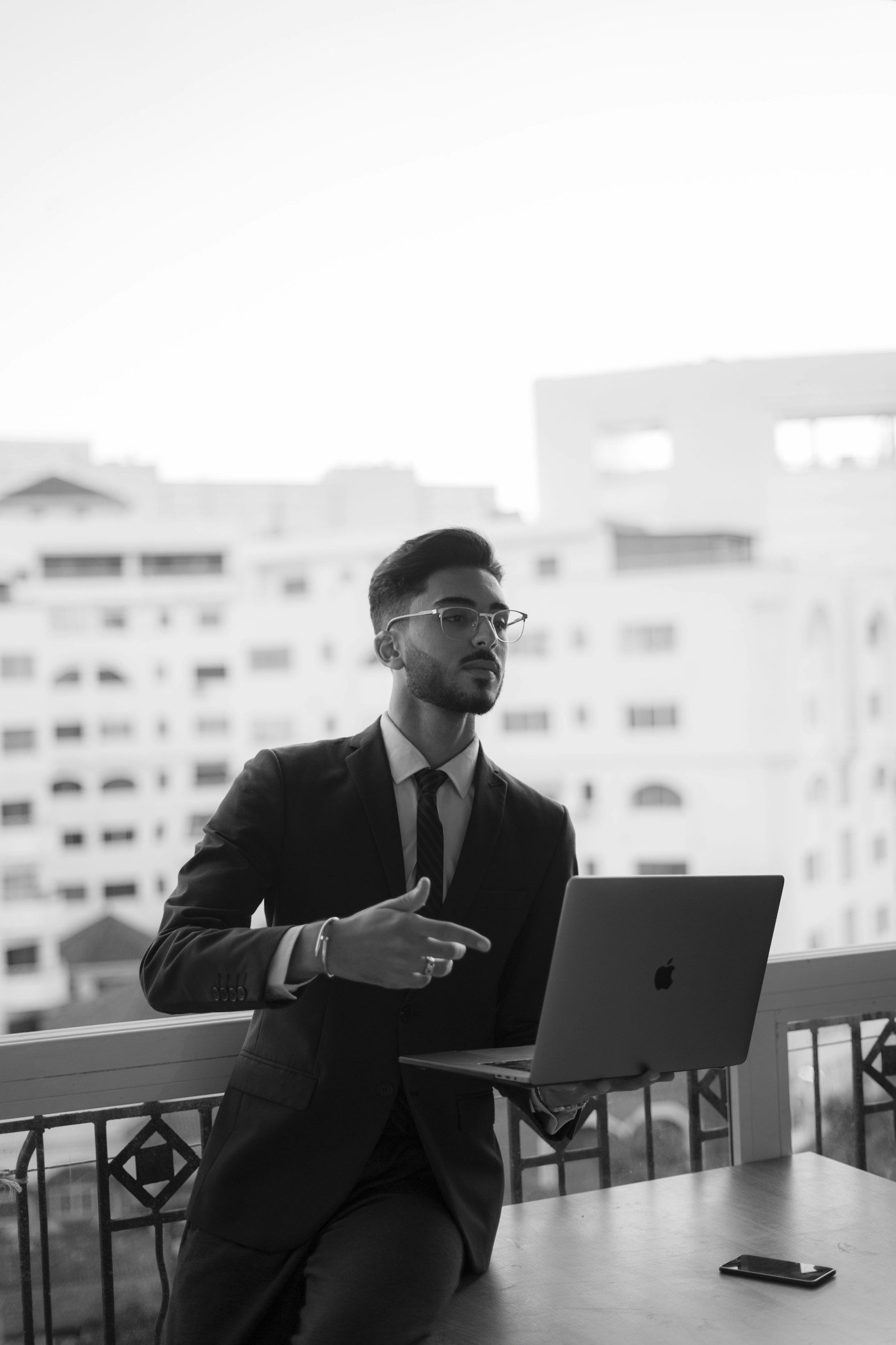 Professionnel préparant son projet.