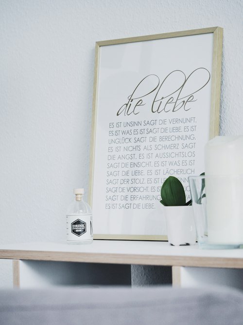 Cadre sur un bureau, photographie d’illustration.